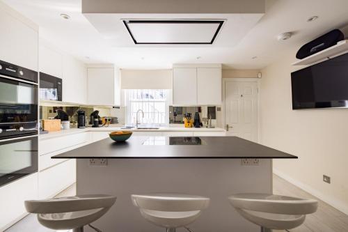 Prince Luxe – 4 Bedroom House in Chelsea - main image