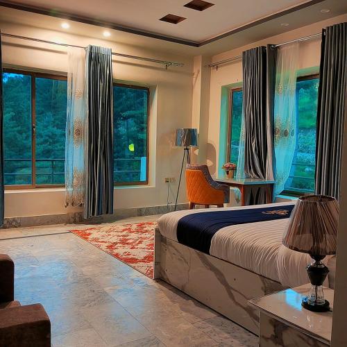 1 queen bed, 2 sofa beds