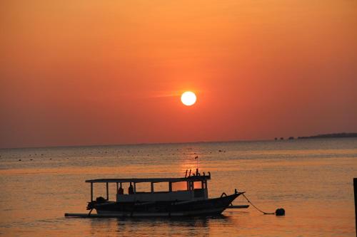 Pondok Wisata Gili Lampu - Tap to explore photos