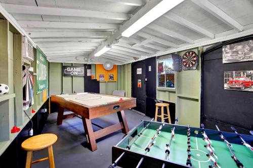 Fun Getaway: Hot Tub, Tiki Bar, Arcade Room in Hollywood, USA