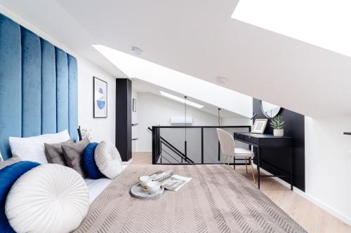 Deluxe One-Bedroom Apartment