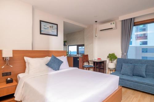 Deluxe Double Room with Side Sea View room in VieLa Apartment Nha Trang