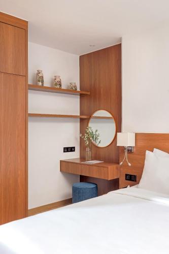 Deluxe Double Room with Side Sea View image 7