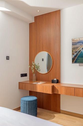 Deluxe Double Room with Side Sea View image 5