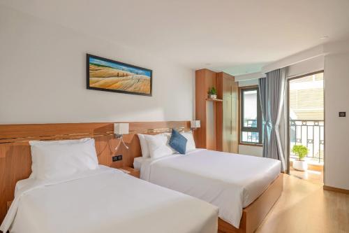 Deluxe Triple Room image 7