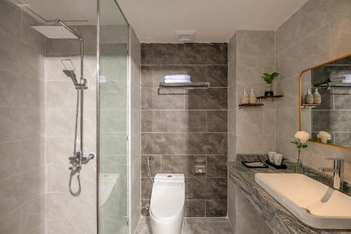 Deluxe Double Room with Side Sea View image 3