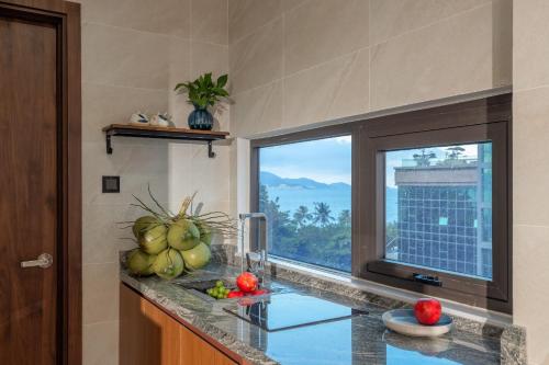 Deluxe Double Room with Side Sea View image 2