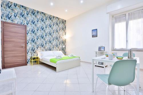 Track Station Studio Apartment - with Netflix, Неаполь