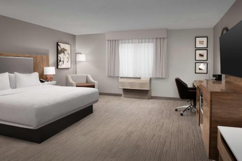 Hampton Inn & Suites by Hilton Paso Robles Room Type - King Room with Accessible Tub - Mobility and Hearing Access/Non-Smoking
