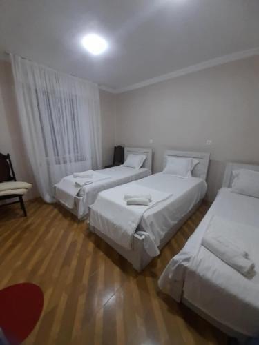 3 twin beds