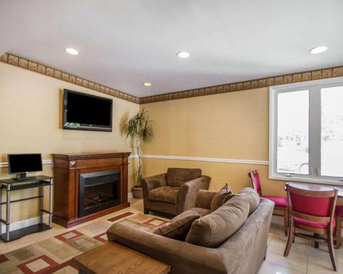 Econo Lodge Inn and Suites Old Saybrook - image 8