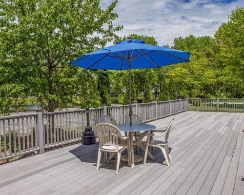 泳池, 舊塞布魯克-韋斯特布魯克伊克諾套房旅館 (Econo Lodge Inn & Suites Old Saybrook - Westbrook) in 舊塞布魯克