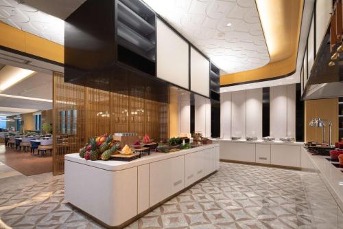 Restaurant, Hilton Garden Inn Beijing Huaxiang Tiantan Hospital in Fengtai District