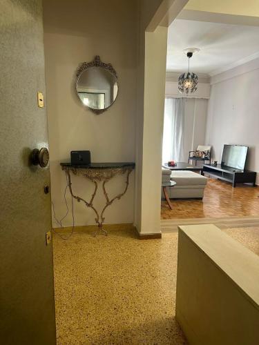 Frinis House, Ateny