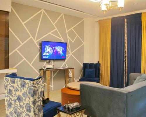 Lux Apt 2 BHK Nr Airport DHA P8 - image 9