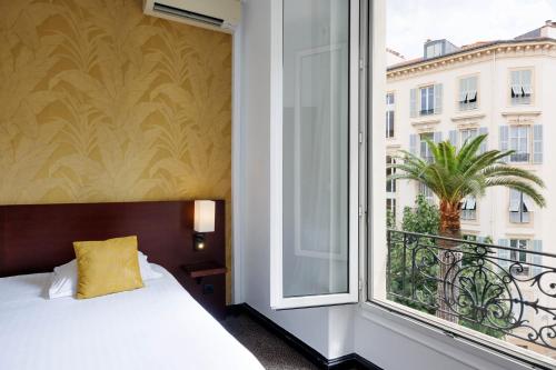 Deluxe Double Room image 10