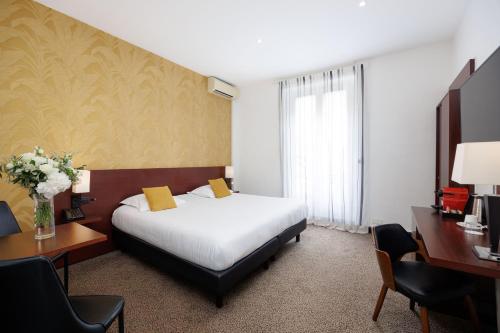 Deluxe Double Room image 6
