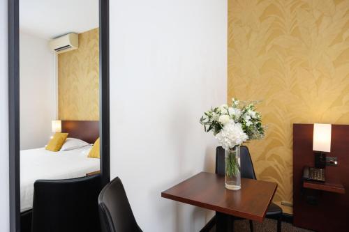 Deluxe Double Room image 2