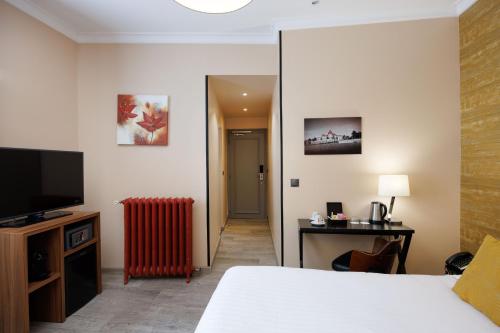 Deluxe Double Room image 9
