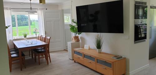 Semesterhus Kymbo Jungfrugården 2 (Semesterhus Kymbo Jungfrugarden 2) in Vartofta