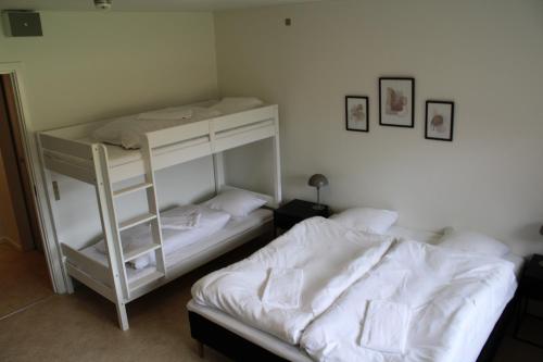 1 double bed, 1 bunk bed