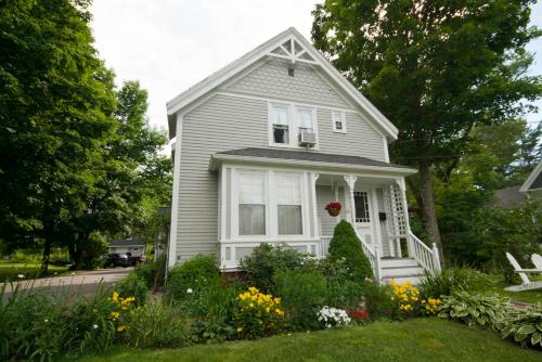 James Place Inn Bed and Breakfast - 출입구