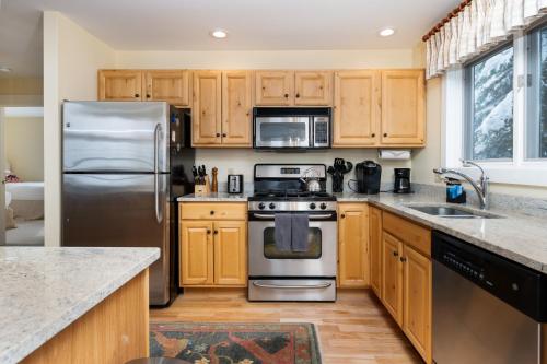 Slopeside Chalet Ski to and from your home in Killington, USA