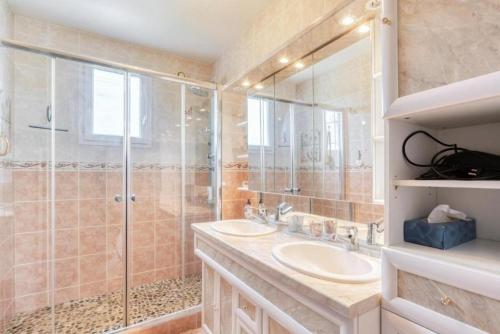 ห้องน้ำ, Villa confortable à Ranville, piscine privée (Villa confortable a Ranville, piscine privee) in เอรูวีล แซ็ง แคลร์