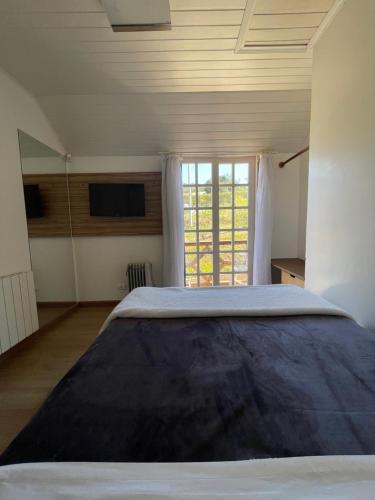 Casa em Campos do Jordão com sacada e linda vista - main image