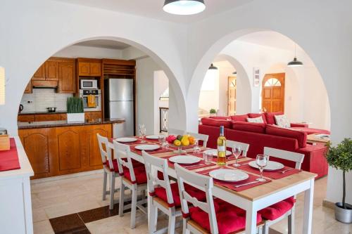 Villa Danae Coral Bay by Villa Plus, Peyia (Foto 8)
