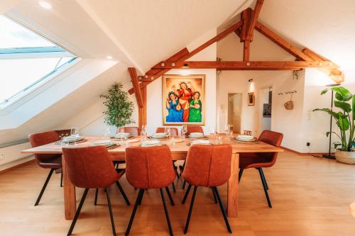 Spacious Penthouse with AC and Free Parking Steps Away From the Central Station, Koblenc (fotografie 3)