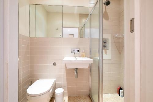Large Regency Studio Apartment Near The Sea - image 3