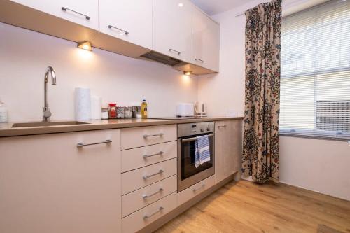 Large Regency Studio Apartment Near The Sea - image 12
