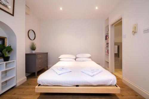 Large Regency Studio Apartment Near The Sea - image 7