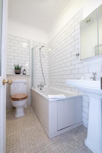 The Perfect One Bedroom Apartment! - image 2