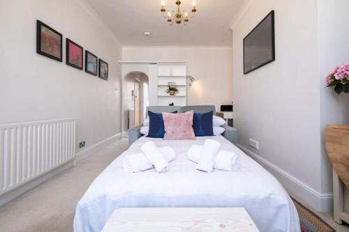 The Perfect One Bedroom Apartment! - image 4
