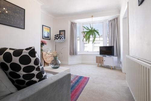 The Perfect One Bedroom Apartment! - image 10