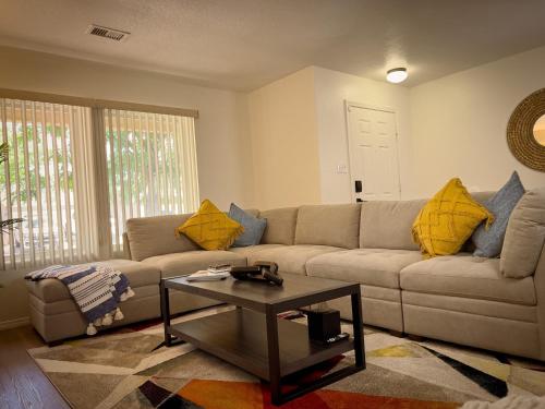 Azul Oasis 3br Modern Comfort in Albuquerque, USA