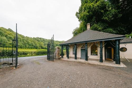 Picture of The Lodge Gatehouse At Coombe Lodge