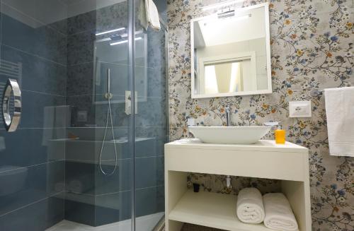 Deluxe Room image 3