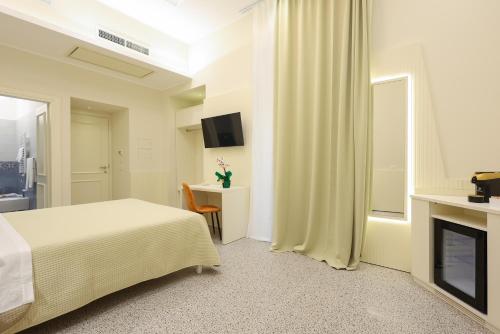 Deluxe King Room image 2