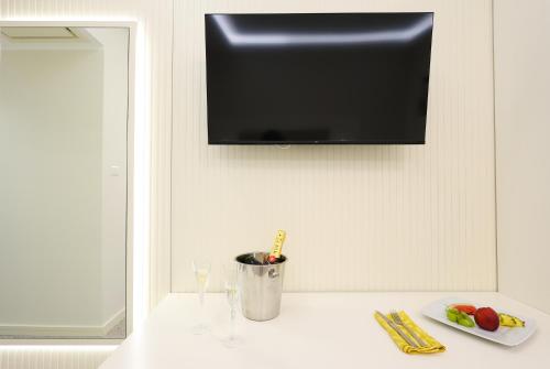 Deluxe Double Room with Balcony image 9
