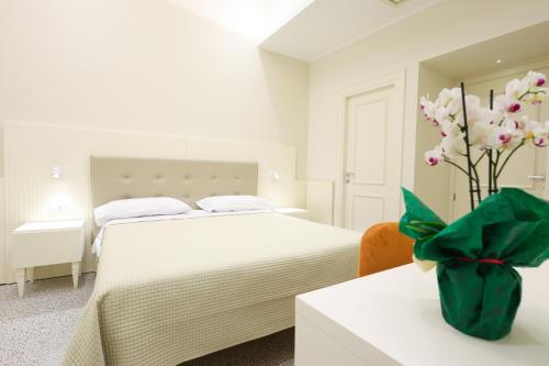 Deluxe King Room image 5