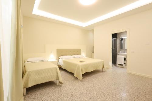 Deluxe Double Room with Balcony image 6