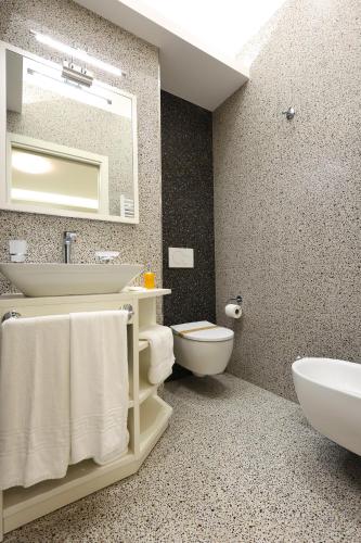 Deluxe Double Room with Balcony image 2
