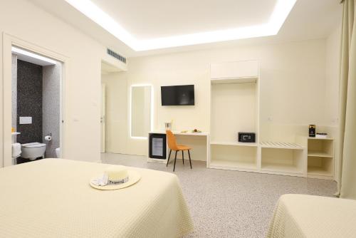Deluxe Double Room with Balcony image 5