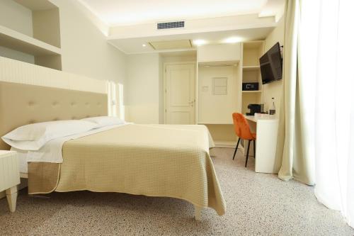 Deluxe Triple Room image 2