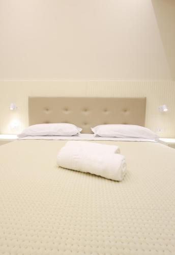 Deluxe King Room image 7