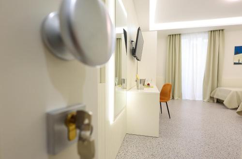 Deluxe Double Room with Balcony image 8