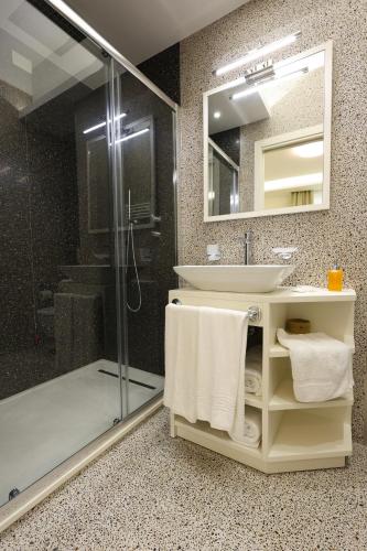 Deluxe Double Room with Balcony image 3